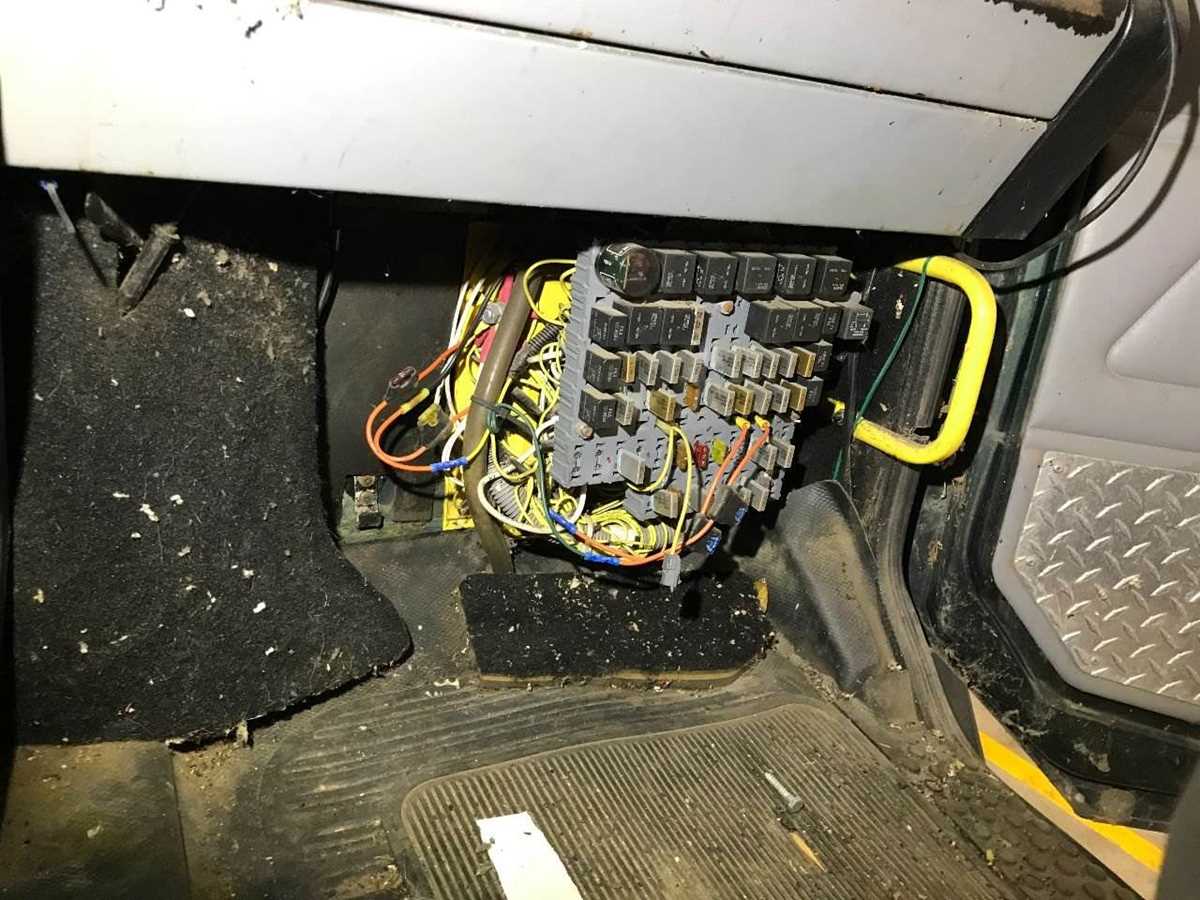 2000 freightliner fl80 fuse box diagram