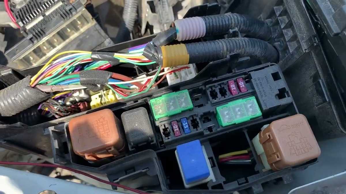 2006 nissan altima interior fuse box diagram