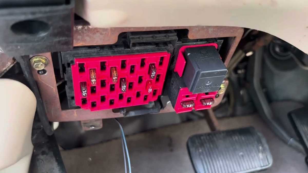 99 town car fuse diagram