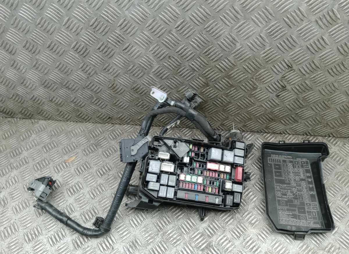 toyota auris hybrid fuse box diagram