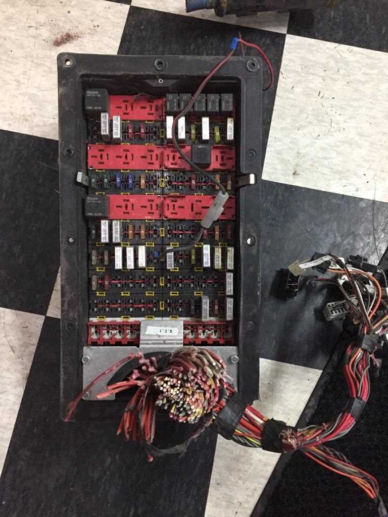 w900 fuse panel diagram