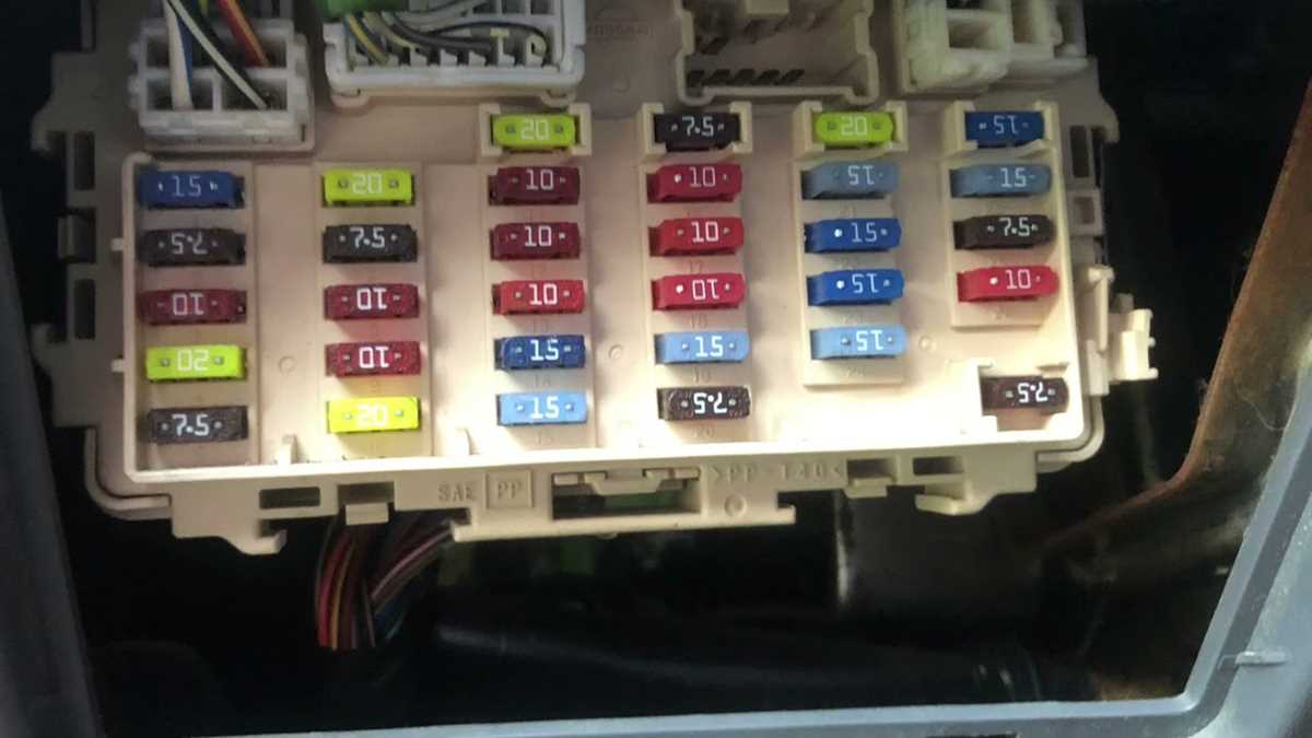 2003 nissan frontier fuse box diagram