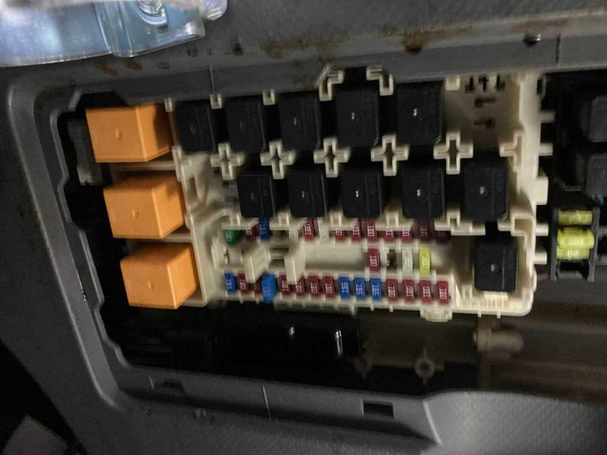 isuzu nrr fuse box diagram